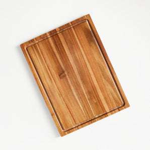 Tabla de cortar de madera de acacia de Crate & Barrel