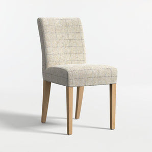 Silla de comedor Lowe Topaz Check tapizada con patas de madera natural