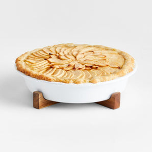 Fuente para pastel del horno a la mesa con salvamanteles