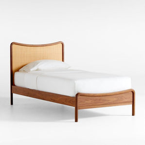 Cama infantil Rainey de madera de nogal y caña natural