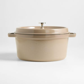 Cocotte redonda Staub® con sésamo de 5.5 cuartos