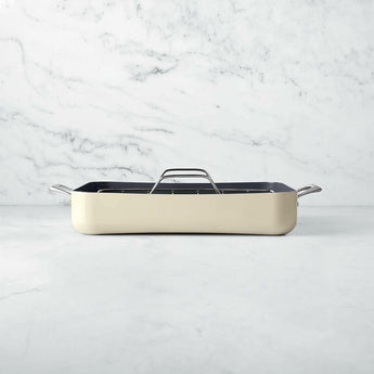 Asadera de cerámica Crate & Barrel EvenCook Core ® Crema.