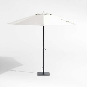 Sombrilla Exterior Sunbrella® de lona redonda de 10' con estructura metálica negra
