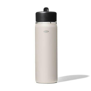 Botella de agua de boca ancha OXO Strive de 20 oz.