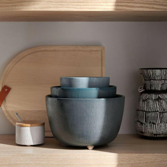 Tomos Tabla de cortar de arce mediana con correa de cuero.