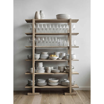 Librería abierta de madera de pino Haldeman de Leanne Ford.