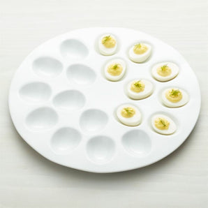Bandeja de cerámica blanca para huevos endiablados