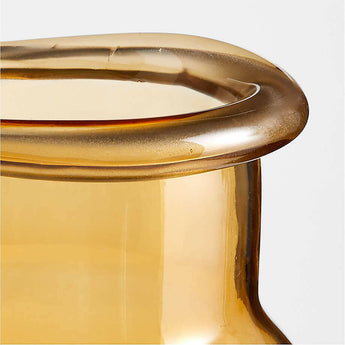 Jarrón alto ámbar.