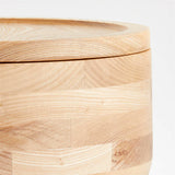 Cuenco redondo de madera de fresno Arla con tapa portátil.