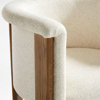 Silla de comedor Axel con respaldo curvo tapizado.