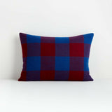 Almohada Buffalo Plaid 22 "x15" con inserto de plumón.