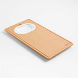 Escurridor y tabla de cortar sobre el fregadero Crate & Barrel.