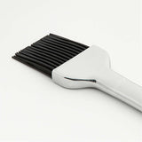 Cepillo de acero inoxidable para asar a la parrilla Crate & Barrel.