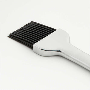 Cepillo de acero inoxidable para asar a la parrilla Crate & Barrel.