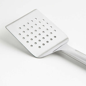 Volteador de parrilla de acero inoxidable Crate & Barrel.