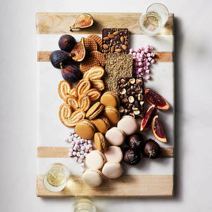 Tablero de servicio con incrustaciones de madera y mármol.