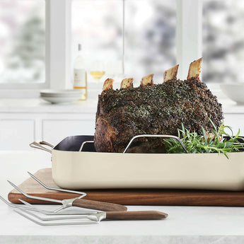 Asadera de cerámica Crate & Barrel EvenCook Core ® Crema.