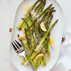 Bandeja ovalada para servir al horno con soporte de madera.