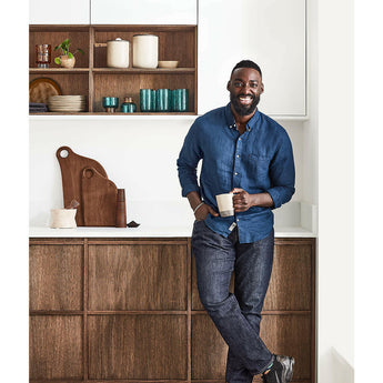 Tabla de cortar apilable de madera de acacia oscura mediana de Eric Adjepong.