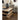 Mesa auxiliar cuadrada extragrande de madera de roble natural Stria con estantes escalonados.