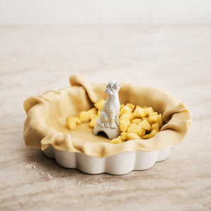 Plato de cerámica festoneado para tartas de Laura Kim.