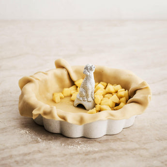 Plato de cerámica festoneado para tartas de Laura Kim.