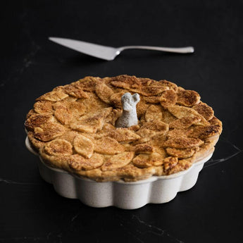 Plato de cerámica festoneado para tartas de Laura Kim.