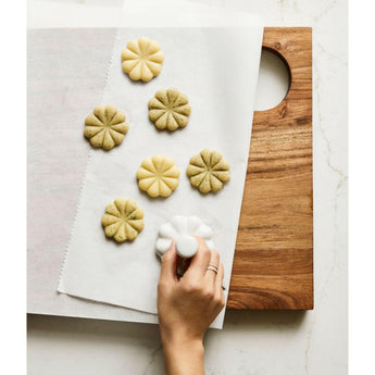 Sello de cerámica festoneado para galletas de Laura Kim.