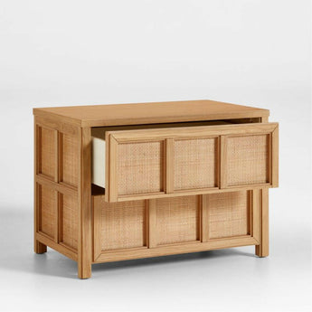 Mesilla de noche con cajones de ratán y madera de roble natural Campagna.