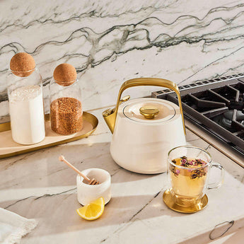Caraway Home ® Tetera silbante de nata con herrajes dorados.