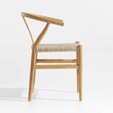 Silla de comedor Crescent Wishbone de madera natural.