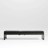 Dune Negro Exterior Chaise Lounge con cojín negro.