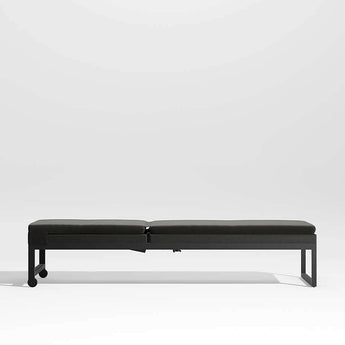 Dune Negro Exterior Chaise Lounge con cojín negro.