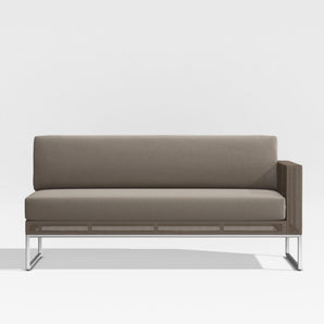 Loveseat con brazo derecho Dune Taupe con cojines Sunbrella ®.