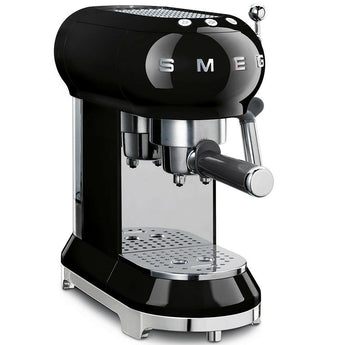 Máquina de espresso negra SMEG.