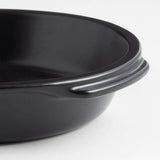 Emile Henry x Crate & Barrel Plato para pastel de cerámica negra.