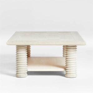 Mesa de centro rectangular Garde de madera de roble encalada de 55,5" con estante.