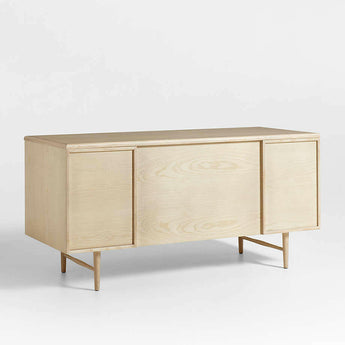 Escritorio Kaufman 62" de madera natural y rubia con cajón para archivos.