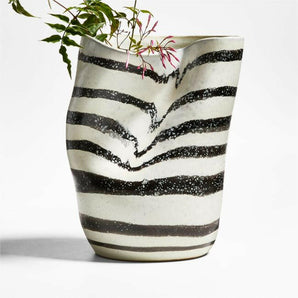 Jarrón de cerámica blanco y negro Paso by Leanne Ford