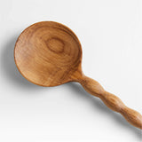 Cuchara grande de madera de roble Arbor de Laura Kim.