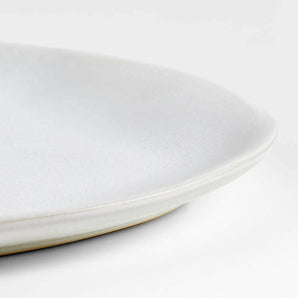 Plato de ensalada de gres blanco Pétalos de Laura Kim.