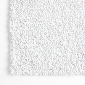 Alfombrilla de baño blanca de algodón orgánico Loop.