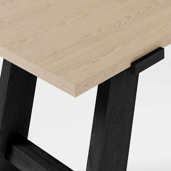 Escritorio Madison 72" de madera blanqueada con base ebonizada.