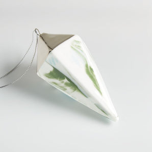 Adorno navideño con fondo de mármol glaseado