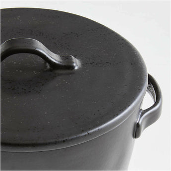 Marin Negro Mate 2-Qt. Cacerola con tapa.
