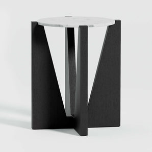 Mesa auxiliar redonda de mármol Miro con base de madera de roble ebonizado negro