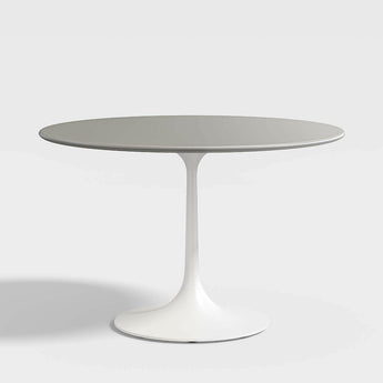 Mesa de comedor de hormigón Nero 48" con base blanca.