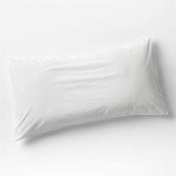 Funda de almohada estándar blanca crujiente de algodón orgánico.