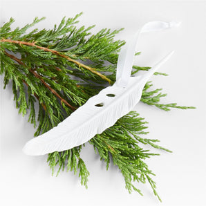 Adorno navideño de porcelana con plumas