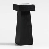 Seriana Charcoal Mesa auxiliar cuadrada con pedestal de madera de roble y mármol.